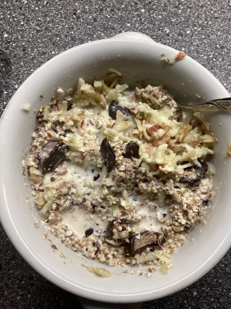 Mein Frühstücksmüsli in der Schale von oben